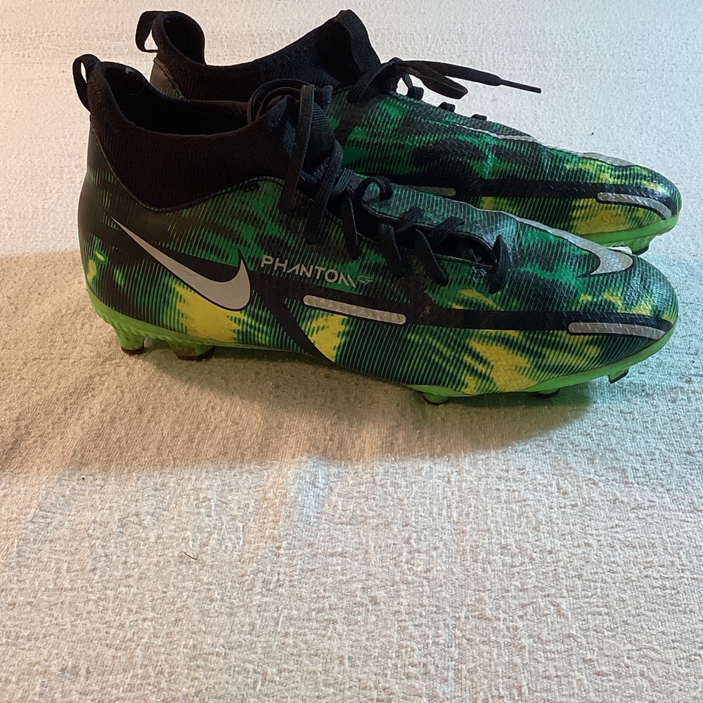 Nike Kids Green Phantom Soccer Shoes - Picture 3 of 7